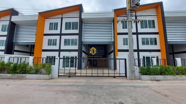 ขายโรงงานพื้นที่ใช้สอย 416 ตรม. ผังสีชมพู ต.บางน้ำจืด อ.เมือง จ.สมุทรสาครรหัสทรัพย์ : FS105(กรุณาใช้รหัสนี้ในการสอบถาม FS105)โรงงานขนาด 224 ตรม. (6x20)สำนักงาน 3 ชั้นขนาด 192 ตรม. (5x8)เนื้อที่ทั้งหมด 104 ตารางวาผังเมืองสีชมพูพื้นโรงงานรับน้ำหนัก 2 ตัน/ตรม.ทางเข้าโรงงานสูง 5 เมตรถนนทางเข้าโรงงานกว้าง 8 เมตรรถ 6-10 ล้อเข้าออกได้ปูกระเบื้อง มีห้องน้ำทุกชั้นหน้าโรงงานหันไปทางทิศตะวันออก�