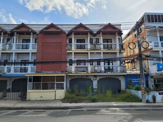   ขาย บ้านเดี่ยว/ทาวน์เฮ้าส์/คอนโด โครงการ อาคารพาณิชย์ เกาะสมุยถนน สายรอบเกาะสมุย(ทล.4169) ตำบล บ่อผุด อำเภอ เกาะสมุย จังหวัด สุราษฎร์ธานี  ราคาโปรโมชั่น  3,387,000    บาท    ลดจาก   4,572,000   บาท ราคาโปรโมชั่นตั้งแต่วันที่  2 มีนาคม - 31 พฤษภาคม 2569  รายละเอียดทรัพย์ -  เนื้อที่ 24.00 ตร.ว.  พื้นที่ใช้สอย 211.05 ตร.ม. - 3 ห้องนอน 3 ห้องน้ำ  -  บ้านหันไปทางทิศ ตะวันออกเฉียงเหนือ  พิกัดทรัพย์ : https://maps.app.goo.gl/waSZoj6XM3ewN