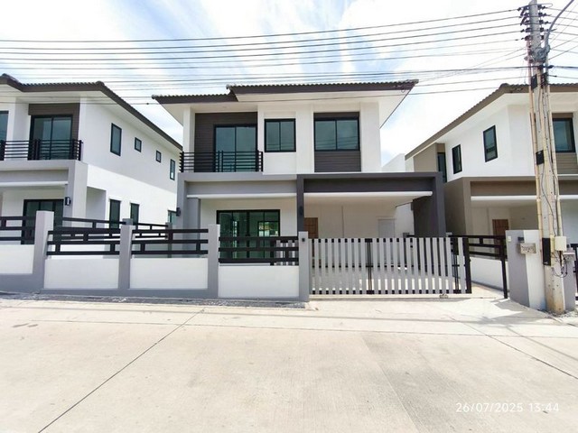 TEL : 092-288 9359 คุณดนิตาLine : https://line.me/ti/p/yxo92dHWP1รายละเอียด : บ้านใหม่เอี่ยม มือ 1 บนพื้นที่ 45 ตร.วา3 ห้องนอนดีไซน์เรียบหรู 3 ห้องน้ำทันสมัยรองรับทุกไลฟ์สไตล์ด้วยที่จอดรถ 2 คัน พร้อมถนนกว้างขวางทั้งโครงการหมู่บ้านมีส่วนกลางสระว่ายน้ำขนาดใหญ่ ส่วนกลางดีครบครันสัมผัสกลิ่นอายของธรรมชาติ ท่ามกลางบรรยากาศเงียบสงบ เป็นส่วนตัว ใกล้ห้างโรบินสันบ่อวิน ใกล้โรงเรียนมารีวิทย์ใกล้จ�