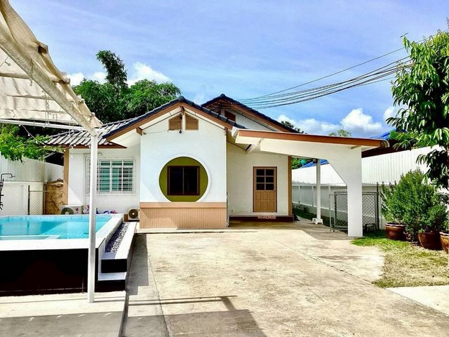 TEL : 092-288 9359 คุณดนิตาLine : https://line.me/ti/p/yxo92dHWP1ให้เช่าบ้านเดี่ยวโซนห้วยใหญ่ สไตล์รีสอร์ต บรรยากาศเงียบสงบ เป็นส่วนตัว เหมาะสำหรับครอบครัวที่ต้องการพักผ่อนใกล้ธรรมชาติราคาเช่า 28,000 บาท/ต่อเดือน สัญญารายปี มัดจำ 2 เดือน ล่วงหน้า 1 เดือน รายละเอียด : 3 Bedrooms (A/C in all rooms)ห้องนอน (แอร์ทุกห้อง) 2 ห้องน้ำ (มีเครื่องทำน้ำอุ่น) ห้องรับแขก + ครัว / Living Room + Kitchenที่จอดรถ 3–4 คัน / Parking for 3–4 carsมีเฟอร์นิเจอร์และเคร