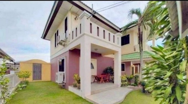 TEL : 092-288 9359 คุณดนิตาLine : https://line.me/ti/p/yxo92dHWP1ให้เช่าบ้านเดี่ยว 2 ชั้น หมู่บ้านสยามเพลสพูลวิลล่า หนองปรือ บางละมุง ชลบุรี ราคาเช่า 45,000 บาท/ต่อเดือน สัญญารายปี มัดจำ 2 เดือน ล่วงหน้า 1 เดือน รายละเอียด : เนื้อที่ขนาด 77 ตรว. ขนาด 3 ห้องนอน 3 ห้องน้ำ ตกแต่งครบพร้อมเฟอร์นิเจอร์ มีสระว่ายน้ำส่วนตัวไม่อนุญาติให้ทำธุรกิจใดๆ**ไม่รับสัตว์เลี้ยงทุกชนิด**สถานที่ใกล้เคียง : - ใกล้ตลาด ใกล้เซเว�