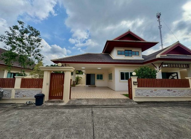 TEL:088-559 5199 คุณเอLine:https://line.me/ti/p/C0eGe0whLXขาย บ้านรีโนเวทใหม่ พร้อมอยู่ - พัทยาที่ดินใหญ่ เงียบสงบ น่าอยู่มากราคาเพียง 5.2 ล้านบาท เท่านั้น!เนื้อที่ 95.6 ตารางวา3 ห้องนอน 2 ห้องน้ำห้องนั่งเล่นเพดานสูงบ้านสไตล์ไทยโมเดิร์น รีโนเวทสวยหมู่บ้านส่วนตัว บรรยากาศดีสิ่งอำนวยความสะดวกในโครงการ- สระว่ายน้ำ ฟิตเนส- รปภ. 24 ชม.สถานที่ใกล้เคียง- ฟาร์มจระเข้พัทยา-โรงเรียนนานาชาติ Tara- โรงเรียนนา�