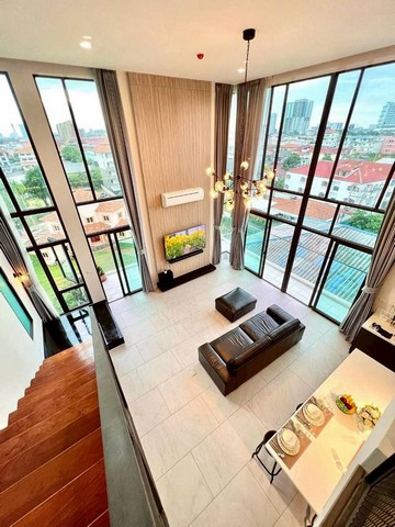 TEL : 092-288 9359 คุณดนิตาLine : https://line.me/ti/p/yxo92dHWP1รายละเอียด : ห้อง Duplex 2 ชั้น พร้อมเข้าอยู่ขนาด 130 ตร.ม.ชั้น 7 วิวสวย ลมดี2 ห้องนอน 3 ห้องน้ำ เครื่องซักผ้า (ฝาหน้า)เตาไฟฟ้า 4 หัว + เครื่องดูดควัน + เตาอบเครื่องใช้ไฟฟ้าครบครันอ่างจากุซซี่ในห้องนอนชั้น 2 สุดฟิน**ไม่อนุญาตให้นำสัตว์เลี้ยงเข้าพัก** ราคาเช่า:12 เดือน – 60,000 บาท / เดือน6 เดือน – 65,000 บาท / เดือน3 เดือน – 80,000 บาท / เดือนค่าเช่าล่วงหน้า 1 เดือน + มั�