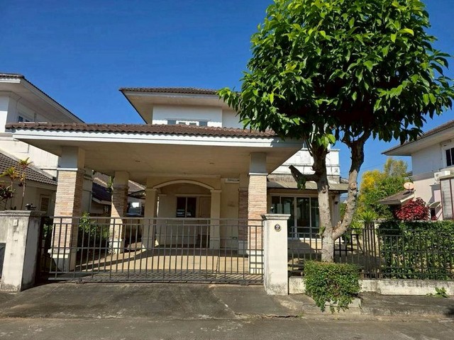 ขายเพียง 4.9 ล้าน #เอ็มเพอร์เร่อร์1 #แม่เหียะ บ้านเดี่ยว 2 ชั้น ในโครงการคุณภาพ ใกล้เมือง #ใกล้สนามบิน เดินทางสะดวกสุดๆ โอกาสทองสำหรับคนอยากมีบ้านทำเลดี หรือสายลงทุนห้ามพลาด!รายละเอียดบ้านที่ดิน 67.5 ตารางวาพื้นที่ใช้สอยประมาณ 130 ตารางเมตร3 ห้องนอน | 2 ห้องน้ำ1 ห้องนั่งเล่น | 1 ห้องครัวมีสวนรอบบ้าน#บ้านสภาพเดิม เหมาะมากสำหรับคนที่อยากซื้ออยู่อาศัยแล้วรีโนเวทตามสไ