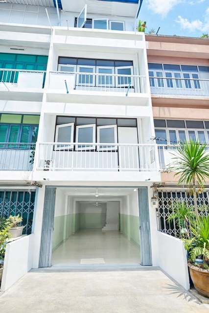 ใกล้เซ็นทรัล พระราม3 600ม. อาคารพาณิชย์ 4 ชั้น 5นอน 2น้ำ ใกล้ BRT สาธุประดิษฐ์ 800ม. 18 ตร.วา. 280 ตร.ม. 20,199B-M. อาคารกว้าง ฟังก์ชันครบ ทำเล CBD สาทร-นราธิวาส เหมาะอยู่อาศัย หรือทำโฮมออฟฟิศ และทางด่วน ทำเลศักยภาพ เข้าออกได้หลายเส้นทางCentral Rama3 600m. 4-story commercial building 5bed 2bath near BRT Sathu Pradit 800m. 18 sq.wa. 280sq.m. 20,199 B-M spacious building with complete functions prime CBD Sathorn Narathiwat location suitable for residence or home office and expressway high potential with multiple access routes ถ.สาธุประดิษฐ์ แขวงช่องนนทรี เขตยานนาวา กรุง