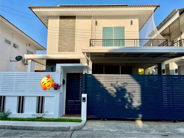 ขายบ้านเดี่ยวราคาคุ้มในโครงการ เอเรสม่า หางดง เชียงใหม่เหมาะสำหรับอยู่อาศัยเอง หรือซื้อไว้ปล่อยเช่าในทำเลยอดนิยมโซนหางดงเจ้าของเป็นชาวต่างชาติ ต้องการขายในราคาพิเศษเพื่อเดินทางกลับประเทศราคาเพียง 2.6 ล้านบาทค่าโอน ฝ่ายละครึ่งรายละเอียดบ้าน3 ห้องนอน3 ห้องน้ำพื้นที่ใช้สอย 170 ตร.ม.ขนาดที่ดิน 42 ตร.ว.ที่จอดรถ 2 คันครัวสไตล์ตะวันตกขายพร้อมเฟอร์นิเจอร์บ้านท