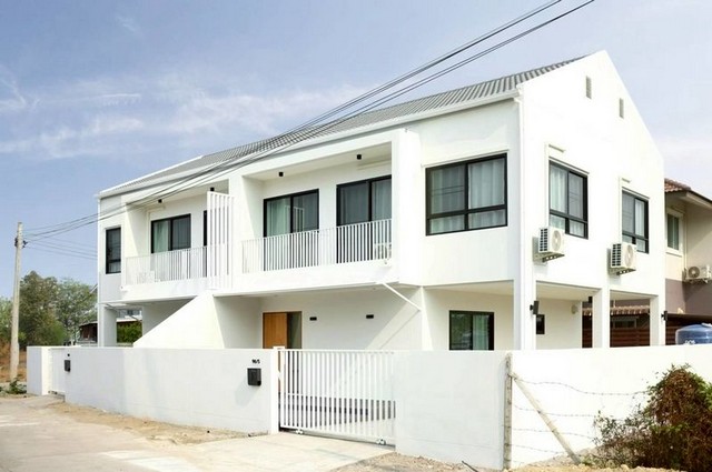 บ้านเช่า หางดง เชียงใหม่ ใกล้โรงเรียนนานาชาติ Grace – พร้อมอยู่ ราคาคุ้มโอกาสดีสำหรับผู้ที่กำลังมองหา บ้านเช่าเชียงใหม่ ทำเลหางดง ใกล้โรงเรียนนานาชาติ บ้านแฝดหลังนี้ตั้งอยู่ในโซน บ้านหารแก้ว เดินทางสะดวก เข้าเมืองง่าย เหมาะสำหรับครอบครัวทั้งชาวไทยและต่างชาติ รายละเอียดทรัพย์บ้านแฝด 2 ชั้น3 ห้องนอน 3 ห้องน้ำขนาดที่ดิน 38 ตารางวาเฟอร์นิเจอร์ครบ พร้อมเข้าอย