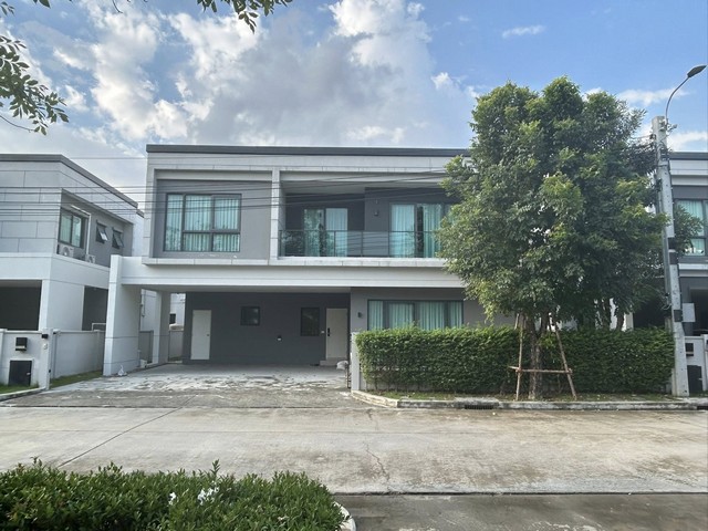 ให้เช่าบ้านเดี่ยว เซนโทร บางนา Centro Bangna 300 ตรม. หน้าสวน หน้า Clubhouse ใกล้ Mega บางนา*** ราคาเช่า 150,000 บาท/เดือน ติดต่อ::  ชยา โทร/ID Line:: 0942823961   Link Line:: https://line.me/ti/p/3xFA1An8Kcรหัส# T26-471 บ้านเดี่ยว เซนโทร บางนา Centro Bangna หน้าสวน หน้า Clubhouse ใกล้ Mega บางนา • ขนาดที่ดิน : 70 ตร.วา • พื้นที่ใช้สอย : 300 ตร.เมตร • 4 ห้องนอน มี walk-in closet • 5 ห้องน้ำ • 3 ที่จอดรถ • 1 ห้องนอนแม่บ้าน ห้องน้ำในตัว แยก • มีโถ่งนั่งเล่น 2 โซน และ โต๊ะรับประทานอาหาร �