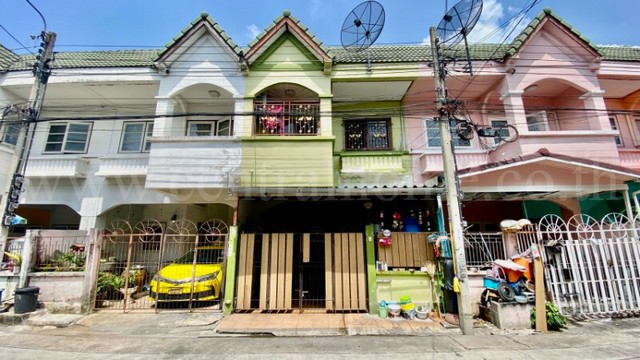 รหัสทรัพย์ : 6845ทาวน์เฮ้าส์ หมู่บ้าน บัวทองธานี ถนนกาญจนาภิเษก ทำเลดี เดินทางสะดวกที่ตั้ง : ถนนกาญจนาภิเษก&nbsp;ตำบลบางบัวทอง&nbsp;อำเภอบางบัวทอง จังหวัดนนทบุรี&nbsp;11110รายละเอียดทรัพย์&nbsp;-&nbsp;ทาวน์เฮ้าส์ 2 ชั้น&nbsp;เนื้อที่ 20 ตารางวา เนื้อที่ใช้สอย 150&nbsp;ตารางเมตร&nbsp;- 3 ห้องนอน, 2&nbsp;ห้องน้ำ, 1 ห้องนั่งเล่น, 1 ห้องครัว&nbsp;ทำเล และสถานที่ใกล้เคียง- รถไฟฟ้าสายสีม่วง สถานีคลองบางไผ่-&nbsp;โรง�