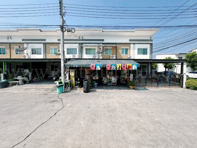 รหัสทรัพย์ : 6922ทาวน์โฮม พร้อมกิจการขายของชำ&nbsp;หมู่บ้าน ลลิลทาวน์ ไลโอ บลิสซ์ ตำหรุ-บางพลี ต่อเติมครบ พร้อมรายได้ 3.5 - 5 หมื่น/เดือนที่ตั้ง : ถนนตำหรุ-บางพลี ตำบลบางพลีใหญ่ อำเภอบางพลี จังหวัดสมุทรปราการ 10540รายละเอียดทรัพย์- พัฒนาโครงการโดย บริษัท ลลิล พร็อพเพอร์ตี้ จำกัด (มหาชน)&nbsp;- ทาวน์เฮ้าส์ 2 ชั้น เนื้อที่ 21.4 ตารางวา พื้นที่ใช้สอย 125 ตารางเมตร-&nbsp;แบบบ้าน Haus&nbsp;กว้าง 5.7 เม