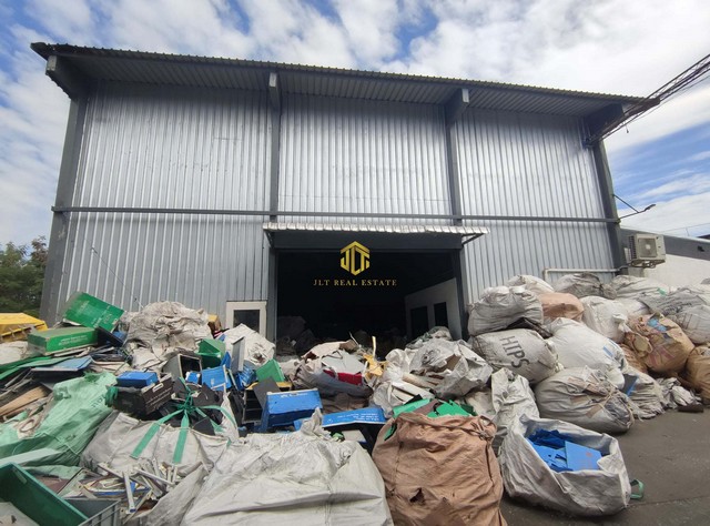 ขายโรงงานเนื้อที่ทั้งหมด 3 ไร่กว่า บางน้ำเปรี้ยว ฉะเชิงเทรารหัสทรัพย์ : FS176(กรุณาใช้รหัสนี้ในการสอบถาม FS176)มี 2 โกดังมีออฟฟิศชั้นเดียว 3 ห้องห้องพักคนงาน 20 ห้องมีใบรง.4 เกี่ยวกับโรงหลอมพลาสติกไฟฟ้า 3 เฟส น้ำประปารถเทรลเลอร์เข้าออกได้พิกัด : ต.โพรงอากาศ อ.บางน้ำเปรี้ยว จ.ฉะเชิงเทราราคาขาย 32,000,000 บาทTel : 062-6284052 (Khun Jay)Line ID : 0626284052Facebook Fanpage : JLT Real Estate ซื้อ/ขาย/เช่า โรงงาน บ้าน ที่ดิน อสังหาร�