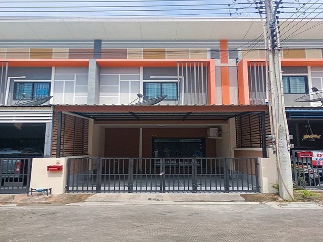 TEL:088-559 5199 คุณเอLine:https://line.me/ti/p/C0eGe0whLXขายบ้านทาวน์เฮ้าส์หมู่บ้าน เซ็นโต้พาร์ค บึงวรกิจใกล้ตลาดบึงวรกิจ ศรีราชาราคา 1.39 ล้านบาทเนื้อที่ 18 ตารางวา 2แห้องนอน  2 ห้องน้ำต่อเติมหลังคาโรงจอดรถต่อเติมครัวมีครัวในและครัวนอก แถมแอร์ใหม่ 3 เครื่องเครื่องเครื่องทำน้ำอุ่น(553)T : A15