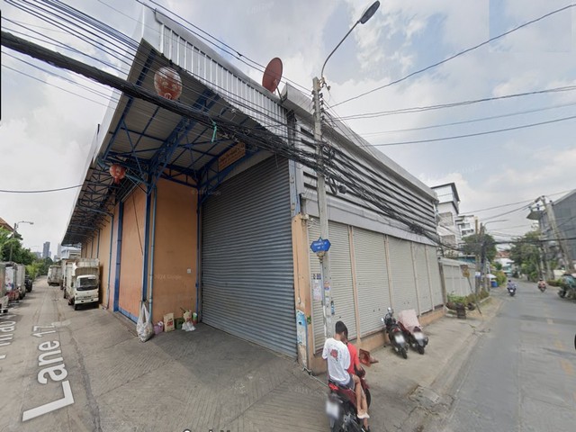 ให้เช่าโกดังพร้อมที่ดินแปลงหัวมุม 309 ตรว. ประมาณ 1,200 ตรม. ลาดพร้าว 41 หน้าปากซอยมีรถไฟฟ้า สถานีภาวนา*** ราคาเช่า 200,000 บาท/เดือน *** ราคาขาย 65 ล้านบาท ติดต่อ:: ชยา โทร/ID Line:: 0942823961Link Line:: https://line.me/ti/p/3xFA1An8Kcรหัส# T26-350โกดังพร้อมที่ดินแปลงหัวมุม ลาดพร้าว 41 หน้าปากซอยมีรถไฟฟ้า สถานีภาวนาเนื้อที่ 309 ตารางวา พื้นที่ใช้สอยประมาณ 1,200 ตรม. กว้าง 24 เมตร ลึก 53 เมตรแปลงมุม พร้อมโกดังเก็บสินค้า เหมาะใช้เป็