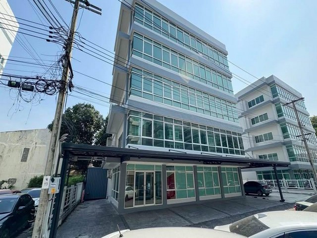 ขายอาคารสำนักงาน 5 ชั้น 765 ตรม. นวลจันทร์ 27 ติดเลียบด่วนเอกมัย-รามอินทรา จอดรถ 18 คัน *** ราคาขาย 33 ล้านบาท *** ราคาเช่า 150,000 บาท/เดือน  ติดต่อ:: ชยา  โทร/ID Line:: 0942823961   Link Line:: https://line.me/ti/p/3xFA1An8Kcรหัส# BA360 อาคารสำนักงาน 5 ชั้น นวลจันทร์ 27 เลียบด่วนเอกมัย-รามอินทรา - ขนาดที่ดิน 109 ตารางวา- พื้นที่ใช้สอยประมาณ 765 ตารางเมตร- ห้องน้ำแยกชาย/หญิงทุกชั้น- ห้องแพนทรี่ทุกชั้น- ติดตั้งแอร์ฝังฝ้า- ลานจอดรถส่วนต�