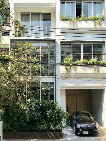 ขายทาวน์โฮม สุขุมวิท 49 ซอยพร้อมพรรค ขนาด 24.4 ตร.ว. 3 ห้องนอน ใกล้ทองหล่อ ราคา 25,000,000 บาท#อ่านเพิ่มเติม https://estatesourceth.com/property/h0007th/รายละเอียดทรัพย์ทาวน์โฮม 3 ชั้นครึ่ง ทำเลสุขุมวิท 49 ซอยพร้อมพรรคบ้านสวยตกแต่งครบ พร้อมผู้เช่า เหมาะทั้งอยู่อาศัยและลงทุนที่ดินขนาด 24.4 ตารางวาพื้นที่ใช้สอย 250 ตารางเมตร3 ห้องนอน3 ห้องน้ำที่จอดรถ 1 + 1 คันหน้าบ้านกว้างประมาณ 7 เมตรขายแบบ Fully Furnished พร้อมเข้าอ�