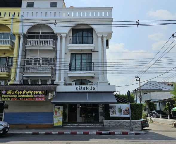 ขายอาคารพาณิชย์ ลาดพร้าววังหิน ซอย 45 ขนาด 56 ตร.ว พื้นที่ใช้สอย 870 ตร.ม. หลังมุม รีโนเวทใหม่ เหมาะทำธุรกิจ ราคา 28,000,000 บาทอาคารพาณิชย์ ลาดพร้าววังหิน ปากซอย 45จากถนนลาดพร้าวเพียง 1.5 กิโลเมตรที่ดินขนาด 56 ตารางวาพื้นที่ใช้สอย 870 ตารางเมตร3 ห้องนอน5 ห้องน้ำ1 ห้องนั่งเล่น2 ห้องครัว2 ห้องทำงาน2 ที่จอดรถอาคารหลังมุม รีโนเวทใหม่ ต่อเติมพื้นที่ใช้งานเรียบร้อยเหมาะสำหรับทำออฟ�