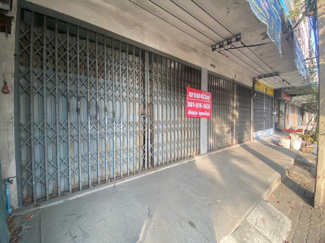 ขายตึกแถว 2 ห้อง 3 ชั้นครึ่ง เนื้อที่ ห้องละ 19 ตารางวา ใกล้สถานี MRT ศูนย์ราชการนนทบุรีห้องไม่ทะลุกัน แบ่งขาย หรือ ขายทั้งหมด ขนาด 4*12 เมตร ถนนหลักติวานนท์ 3 แยกสนามบินน้ำ 100 เมตร ตรงข้ามสำนักงานประปาสาขานนทบุรีราคาขายห้องละ 3.5 ล้านบาทสถานที่ใกล้เคียง1. MRT ศูนย์ราชการนนทบุรี2. เซ็นทรัล รัตนาธิเบศร์3. บิ๊กซี ซูเปอร์เซ็นเตอร์ ติวานนท์4. เดอะมอลล์ ไลฟ์สโตร์ งามวงศ์วาน5. โฮม