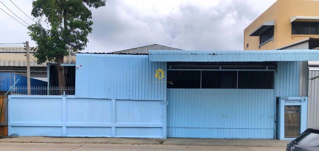 ขายโกดังพร้อมผู้เช่า เนื้อที่ทั้งหมด 318 ตารางวา หนองเพรางาย ไทรน้อย นนทบุรีรหัสทรัพย์ : FS192(กรุณาใช้รหัสนี้ในการสอบถาม FS192)โกดังขนาด 18x71 เมตร สูง 10 เมตรพื้นรับน้ำหนัก 3 ตัน/ตรม.สำนักงาน 2 ชั้นพื้นที่ใช้สอย 120 ตรม.ไฟฟ้า 3 เฟส 30/100A น้ำประปารั้วรอบขอบชิด ละแวก โรงงานด้วยกันรถเทรลเลอร์เข้าออกได้พิกัด : ต.หนองเพรางาย อ.ไทรน้อย จ.นนทบุรีราคาขาย 16,000,000 บาทรับค่าเช่า 80,000 บาท/เดือนสั