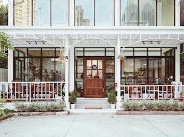 ให้เช่าอาคารพาณิชย์ 2 ชั้น ซอยเอกมัย 24 ทำเลศักยภาพ ใกล้ถนนใหญ่ เหมาะทำธุรกิจและออฟฟิศราคาเช่า 155,000 บาท / เดือนที่ตั้ง ถนนเอกมัย ซอยเอกมัย 24 แขวงคลองตันเหนือ เขตวัฒนา กรุงเทพมหานครติดต่อ : คุณภัสพงณ์ 0634098164Line : binkem22https://www.facebook.com/profile.php?id=61581484955548พื้นที่ใช้สอยประมาณ 200 ตารางเมตร จำนวน 2 ชั้น ใกล้ถนนใหญ่ เข้าออกสะดวก อยู่ในย่านธุรกิจและแหล่งไลฟ์สไตล์เหมาะทำโฮมออฟฟิศ ร้านค้า หรือธ