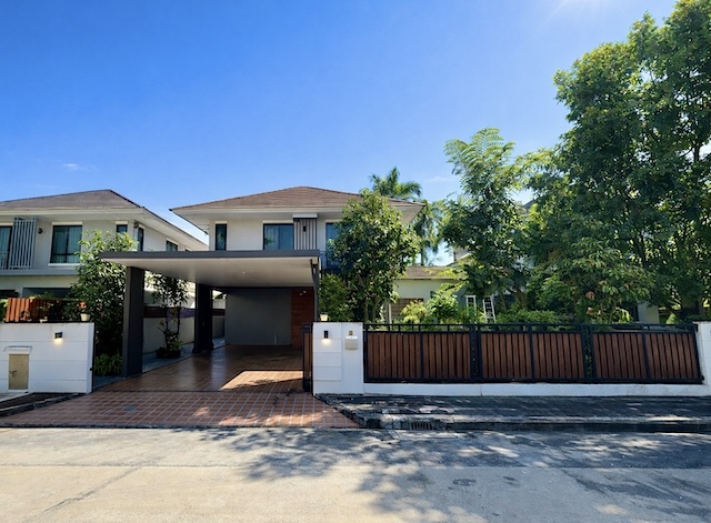 BS1030 ขายและให้เช่าบ้านเดี่ยว หมู่บ้านสัมมากร รังสิต คลอง 7 บ้านพร้อมเฟอร์นิเจอร์ ใกล้ทางด่วน เดินทางเข้าเมืองสะดวกติดต่อAgent คุณบัวโทร 0936464597Line Bua093ราคาขาย 7.69 ล้านบาทราคาเช่า 38,000 บาทต่อเดือน สัญญาเช่า 12 เดือนรายละเอียดทรัพย์บ้านเดี่ยวคุณภาพในโครงการสัมมากร รังสิต คลอง 7 ทำเลเงียบสงบ เป็นส่วนตัว เหมาะสำหรับครอบครัวที่ต้องการบ้านขนาดใหญ่ บรรยากาศดี พร้อมสวนหน้าบ้�