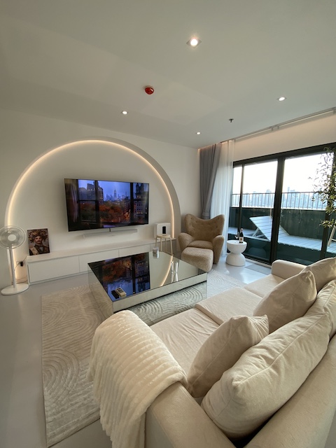 BH3925 ให้เช่าคอนโดดีไซน์หรู 1 ห้องนอน พร้อมระเบียงส่วนตัวที่ Noble Solo Thonglor ใกล้ BTS ทองหล่อ ขนาด 70 ตร.ม.ติดต่อAgent คุณบัวโทร 0936464597Line Bua093ราคาเช่า45,000 บาทต่อเดือนรายละเอียดทรัพย์คอนโดดีไซน์หรูสำหรับเช่าในโครงการ Noble Solo Thonglor ตั้งอยู่บนถนนทองหล่อ เขตวัฒนา หนึ่งในทำเลไลฟ์สไตล์ระดับพรีเมียมของกรุงเทพ ห้องตกแต่งอย่างมีสไตล์ พร้อมพื้นที่ระเบียงส่วนตัวขนาดใหญ่ ให้บรรยากาศโปร่ง โล่ง