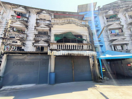 รหัสทรัพย์ :L#12352 (L085394)ขายทาวน์เฮ้าส์ 4 ชั้น หลังใหญ่! หมู่บ้านทรัพย์สมบูรณ์ ประชาอุทิศ-ทุ่งครุเนื้อที่กว้างขวางเหมือนบ้านเดี่ยว ในราคาเพียง 2.75 ล้านบาท!บ้านที่ตอบโจทย์ครอบครัวใหญ่ หรือต้องการพื้นที่ใช้สอยเยอะเพื่อทำโฮมออฟฟิศ หลังนี้คือคำตอบ! ด้วยพื้นที่ใช้สอยกว่า 180 ตร.ม. บนทำเลศักยภาพย่านประชาอุทิศ เดินทางสะดวกสบาย✨ รายละเอียดทรัพย์ที่ตั้ง: หมู่บ้านทรัพย์�