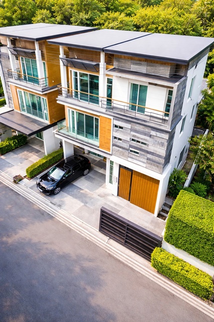 BTS ห้าแยกลาดพร้าว 1กม. MRTลาดพร้าว 1.38 กม.  เซ็นทรัลลาดพร้าว 1.26 กม. ยูเนี่ยนมอลล์ 1.2 กม. บ้านหรู 3 ชั้น ตกแต่งสวย 4 นอน 6 น้ำ ใกล้ MRTพหลโยธิน 900ม. 57ตร.วา 230ตร.ม. 159,999 B-M. ฟังก์ชันครบ พร้อมสระว่ายน้ำ และพื้นที่ส่วนกลางระดับพรีเมียม เหมาะสำหรับอยู่อาศัย ในทำเลลาดพร้าว เดินทางสะดวก  ใกล้เซ็นทรัลลาดพร้าว 1 กม.สถานศึกษา และแหล่งไลฟ์สไตล์  เข้า-ออกได้หลายเส้นทางBTS HaYaekLatPhrao 1km MRT LatPhrao 1.38km Central LatPhrao 1.26km Union Ma