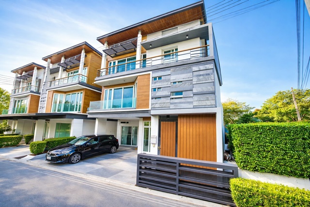 เซ็นทรัลลาดพร้าว 1.26 กม. ยูเนี่ยนมอลล์ 1.2กม. บ้านหรู 3ชั้น ตกแต่งสวย 4นอน BTS ห้าแยกลาดพร้าว 1กม. MRTลาดพร้าว 1.38 กม. 6น้ำ ใกล้ MRTพหลโยธิน 900ม. 57ตร.วา 230ตร.ม. 149,998B-M. ฟังก์ชันครบ พร้อมสระว่ายน้ำ และพื้นที่ส่วนกลางระดับพรีเมียม เหมาะสำหรับอยู่อาศัย ในทำเลลาดพร้าว เดินทางสะดวก  ใกล้เซ็นทรัลลาดพร้าว 1 กม.สถานศึกษา และแหล่งไลฟ์สไตล์  เข้า-ออกได้หลายเส้นทางCentral LatPhrao 1.26km Union Mall 1.2km. Luxurious 3story house beautifully deco