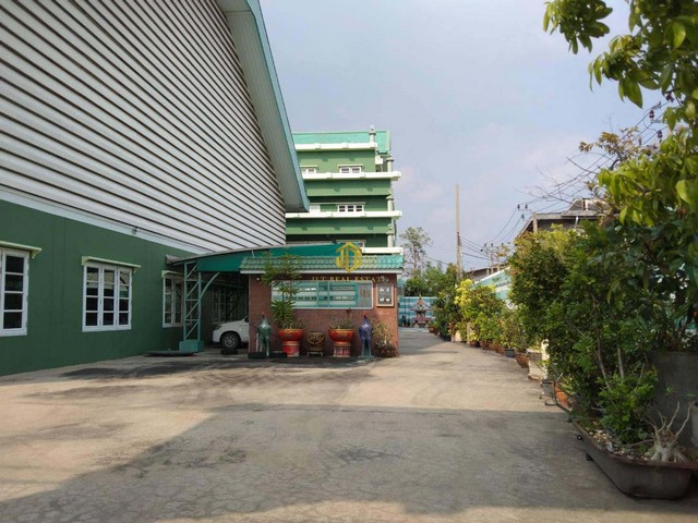 ขายโรงงานเนื้อที่ 2 ไร่ 85 ตารางวา พื้นที่สีม่วง สำโรงใต้ พระประแดง สมุทรปราการรหัสทรัพย์ : FS207(กรุณาใช้รหัสนี้ในการสอบถาม FS207)โรงงานขนาด 500 ตรม.มีสำนักงาน 6 ชั้นพื้นที่ถมสูงจากถนนด้านหน้า 1 เมตรมีใบรง.4 ลำดับ 64 (13)ไฟฟ้า 3 เฟส มีหม้อแปลง น้ำประปารถ 18 ล้อเข้าออกได้พิกัด : ต.สำโรงใต้ อ.พระประแดง จ.สมุทรปราการราคาขาย 85,000,000 บาทTel : 062-6284052 (Khun Jay)Line ID : 0626284052Facebook Fanpage : JLT Real Estate ซื้อ/ขาย/เช่า โรงงาน บ้