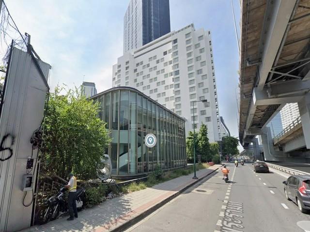 ขาย ให้เช่า ที่ดินพร้อมอาคาร โชว์รูม 304 ตร.ว. ติดถนนพระราม 4 เขตบางรัก ใกล้ MRT สามย่าน MRTสีลม สวนลุมพินี ถนนพระรามที่ 4 แขวงสี่พระยา เขตบางรัก*** ราคาเช่า 350,000 บาท/เดือน (ถ้าต้องการเช่าระยะยาวแจ้งได้)*** ราคาขาย 425,000,000 บาท (ฟรีทุกค่าใช้จ่าย)ติดต่อ คุณช่อผกา โทร 0616198565 LINE 0616198565สำรอง LINE 0812523279 ส่งลิ้งก์ไว้ได้เลยรหัส# T26-377ที่ดินพร้อมอาคาร ติดถนนพระราม 4 ใกล้ MRT สามย่าน 300 เมตร• ขนาดพื้นที่ 304 ต