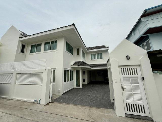 ให้เช่าบ้านเดี่ยว 2 ชั้น รีโนเวทใหม่ 50 ตรว. 3 ห้องนอน ย่านหัวหมากซอย 9 รามคำแหง เงียบ สงบ ไม่วุ่นวาย ใกล้ กกท. ใกล้เอแบค ใกล้ MRT ศรีกรีฑาติดต่อ:: ชยา โทร/ID Line:: 0942823961Link Line:: https://line.me/ti/p/3xFA1An8Kcรหัส# T26-410บ้านเดี่ยว 2 ชั้น รีโนเวทใหม่ ย่านหัวหมากซอย 9 รามคำแหง เงียบ สงบ ไม่วุ่นวาย- เนื้อที่ 50 ตรว.- 3 ห้องนอน (ห้องน้ำในตัวทุกห้อง)- 5 ห้องน้ำ- 1 ห้องอเนกประสงค์ ชั้นล่างทำเป็นห้องนอน/ห้องทำงานได้- 1 ห้