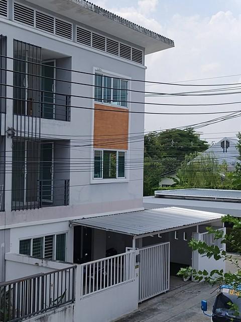  ให้เช่าโฮมออฟฟิศ 3 ชั้น​ 4 ห้องนอน บ้าน Best bodin ลาดพร้าว 71 ซอยสังคมสงเคราะห์7 ติดโรงเรียนบดินทรเดชา3ติดต่อ:: ชยา โทร/ID Line:: 0942823961Link Line:: https://line.me/ti/p/3xFA1An8Kcรหัส# T26-407โฮมออฟฟิศ 3 ชั้น บ้าน Best bodin ติดโรงเรียนบดินทรเดชา 3 ซอยสังคมสงเคราะห์ 7พื้นที่ประมาณ 200 ตารางเมตร4 ห้องนอน4 ห้องน้ำแอร์ 2 ตัวทำเลดี เข้าออกเลียบด่วนรามอินทรา/ ซอยนาคนิวาส /ถนนรัชดาภิเษก /ถนนลาดพร้าว /ถนนเกษตรนวมินทร์/ โชคชัย 4สถา�