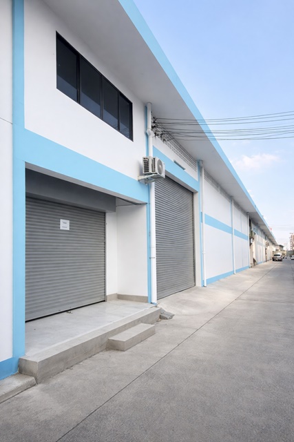 ถูกที่สุดในโลก ตรม.ละ 75 ตรม. โครงสร้างแข็งแรง 6 นอน 3 น้ำ ใกล้วัดโพธิ์แจ้ 300 ม. ติดถนนเอกชัย โรงงาน 2 ชั้น 100 ตร.วา. 400 ตร.ม. พื้นที่กว้าง 29,999 B-M. เหมาะสำหรับทำโกดัง หรือธุรกิจ พร้อมพื้นที่พักอาศัยด้านข้าง รองรับการใช้งานได้หลากหลาย ทำเลสมุทรสาคร ใกล้แหล่งชุมชน ตลาดมหาชัยเมืองใหม่ 2.5 กม. และการเดินทางสะดวกThe cheapest in the world at 75baht-sqm. Solid structure 6 bed 3 bath near Wat Pho Chae 300 m.  on Ekachai Road 2 story factory building 100 sq.wa. 400 sq.m. spacious area 29,999 B-M sui