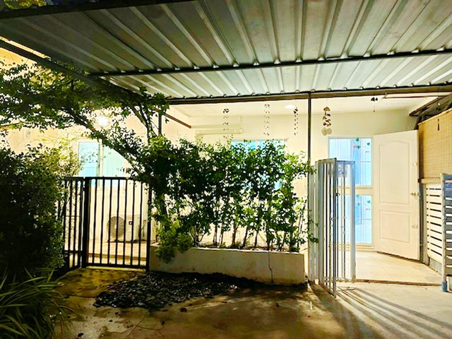 บ้านเดี่ยวชั้นเดี่ยว 2นอน 1น้ำ ใกล้ แฟรี่พลาซ่า 600ม. 16ตร.ว. 63ตร.ม. รีโนเวทใหม่ 5,499B-M.ใจกลางเมืองขอนแก่น พร้อมที่จอดรถส่วนตัว ทำเลดี ใกล้แหล่งชุมชน ตลาด บึงแก่นนคร 800 ม. และสถานที่สำคัญ เดินทางสะดวก เหมาะสำหรับอยู่อาศัย เป็นส่วนตัว เงียบสงบ และสิ่งอำนวยความสะดวกครบSingle-story detached house 2bed 1bath near Fairy Plaza 600m. 16sq.wa. 63sq.m. newly renovated 5,499B-M located in the heart of Khon Kaen city with private parking excellent location close to community amenities markets Bueng Kaen Nakhon lake 800 m. and key landmarks convenient transp