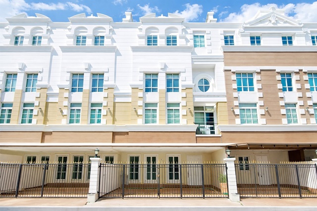 ทาวน์โฮมหรู 4 ชั้น ใกล้BTSปุณณวิถี 1.47กม. โลตัส วชิรธรรม7 800ม.  ฟังก์ชันครบ 3 นอน 4 น้ำ 20 ตร.ว. 240 ตร.ม. 40,999 B-M.บ้านสภาพดี เฟอร์ฯครบ เหมาะอยู่อาศัย โฮมออฟฟิศ ทำเลศักยภาพสุขุมวิท เดินทางสะดวก ใกล้แหล่งงาน ตลาดอุดมสุข 1.6 กม.รร.นานาชาติ และไลฟ์สไตล์ ในย่านพระโขนง บางนาLuxury 4 story townhome near BTS Punnawithi 1.47km Lotus Wachiratham 7 800m.with complete functions 3bed 4bath  20 sq.wa. 240 sq.m. 40,999 B-M The house is in good condition fully furnished suitable for residence or home office Sukhumvit a prime location. convenient transportation close to workplaces Near Udomsuk Ma