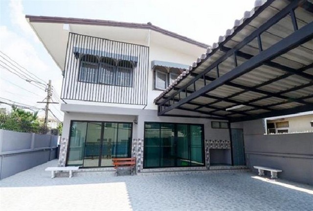 ให้เช่าบ้านเดี่ยว 2 ชั้น 60 ตรว. 3 นอน 5 ที่จอดรถ โชคชัย4 ซอย 76 เหมาะอยู่อาศัยและทำโฮมออฟฟิศ*** ราคาเช่า 40,000 บาท / เดือน ติดต่อ:: ชยา โทร/ID Line:: 0942823961Link Line:: https://line.me/ti/p/3xFA1An8Kcรหัสทรัพย์ # KO1106บ้านเดี่ยว 2 ชั้น โชคชัย 4 ซอย 76  เนื้อที่ 60 ตารางวา 3 ห้องนอน 3 ห้องน้ำ จอดรถได้ 5 คันเหมาะอยู่อาศัยและทำโฮมออฟฟิศพร้อมเครื่องปรับอากาศ 4 เครื่อง เครื่องทำน้ำอุ่น 2 เครื่องทำเลดีเข้าออกสะดวกเงียบสงบ ริมคลอ