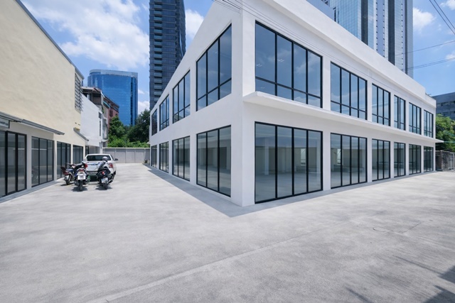  โกดังให้เช่า 2นอน  4ห้องน้ำ ใกล้ BTS สุรศักดิ์ 200ม. และ เซ็นทรัล บางรัก 550 ม. 160ตร.วา 822ตร.ม. Showrooms 6คูหา เดอะ แบงค็อก สาทร 