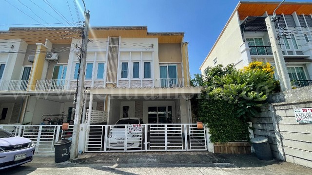 รหัสทรัพย์ &nbsp;N0913ทาวน์เฮ้าส์ โกลเด้น ทาวน์ ปิ่นเกล้า - จรัญสนิทวงศ์ หลังริม พร้อมเข้าอยู่ที่ตั้ง&nbsp;: ถนนบางกรวย-ไทรน้อย ตำบลบางกรวย อำเภอบางกรวย จังหวัดนนทบุรี 11000รายละเอียดทรัพย์- ทาวน์เฮ้าส์&nbsp;2 ชั้น ขนาดเนื้อที่ 29 ตารางวา พื้นที่ใช้สอย 110 ตารางเมตร&nbsp;- 4 ห้องนอน, 2 ห้องน้ำ, 1 ห้องรับแขก, 1 ห้องครัว, 1&nbsp;ที่จอดรถ- แอร์ 2 เครื่อง, ปั๊มน้ำ+แทงค์น้ำ 1 ชุด- พื้นชั้นบนไม้ปาร์เก้ / พื