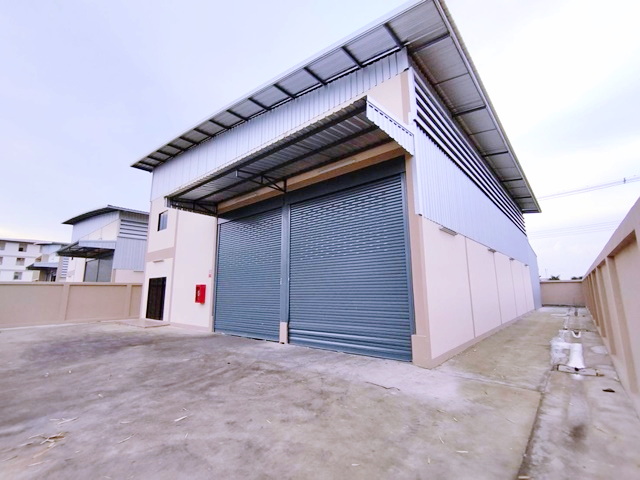 โกดัง Stand Alone 375–415 ตรม. พร้อมออฟฟิศในตัว ศูนย์กระจายสินค้า ให้เช่า ทำเลศักยภาพ ถ.บ้านแพ้ว DO HOME ดูโฮม มหาชัย 800ม.สมุทรสาคร บนที่ดิน 200 ตรว.เดินทางสะดวก เชื่อมถนนหลัก ใกล้แหล่งอุตสาหกรรมและชุมชน 34,999–39,999 บาทต่อเดือน Warehouse Building size 375–415sqm on 200sq.wah land with office space. DO HOME Mahachai 800m. Stand Alone Warehouse for Rent Samut Sakhon. on BanPhaeo Rd. Ideal for logistics light manufacturing and storage. Strategic location with easy access to main roads industrial zones and nearby communities. 34,999-39,999 B-Mสายธนบุรี ปากท่อถนน375 บ้านแพ้ว พระประโทน ตำ�