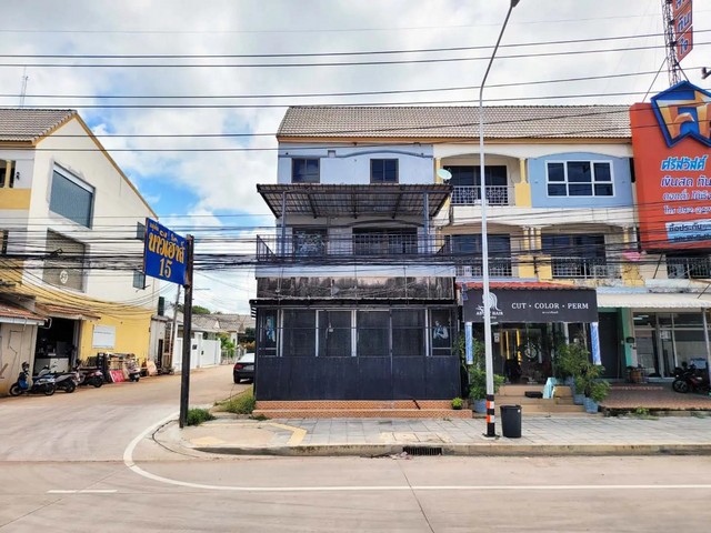    ขาย อาคารพาณิชย์ สัตหีบ จังหวัดชลบุรี ถนน สุขุมวิท  ราคาโปรโมชั่น ลดพิเศษ  ถนน สุขุมวิท (ทล.3) ตำบล สัตหีบ อำเภอ สัตหีบ จังหวัด ชลบุรี  ราคาโปรโมชั่น  5,945,000   บาท    ลดจาก  6,600,000  บาท ราคาโปรโมชั่นตั้งแต่วันที่  2 มีนาคม - 31 พฤษภาคม 2569  รายละเอียดทรัพย์ -  เนื้อที่ 36.00 ตร.ว.  พื้นที่ใช้สอย 357.50 ตร.ม. -  บ้านหันไปทางทิศ ตะวันตก  พิกัดทรัพย์ : https://maps.app.goo.gl/fm9WxZ6G2Q3yd1J38  สถานที่ใกล้เคียง   -  บิ๊กซี สัตหีบ  