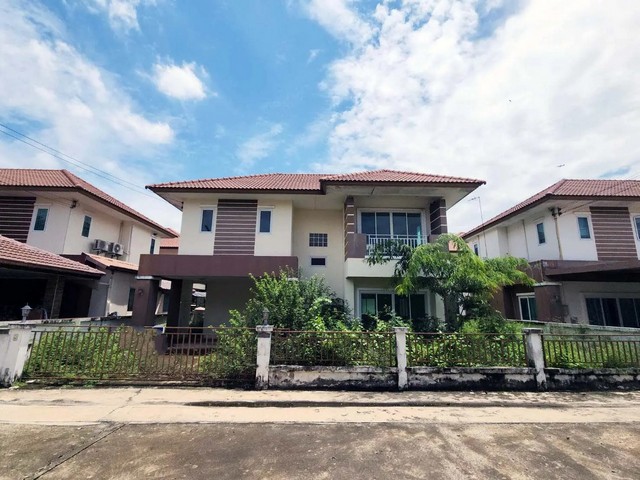   ขาย บ้านเดี่ยว/ทาวน์เฮ้าส์/คอนโด โครงการ บ้านเดี่ยว บ้านภูมิสิริ รังสิต คลอง 4ถนน เลียบคลองสี่ ตำบล คลองสี่ อำเภอ คลองหลวง จังหวัด ปทุมธานี  ราคาโปรโมชั่น    3,303,000  บาท    ลดจาก    3,800,000.  บาท ราคาโปรโมชั่นตั้งแต่วันที่  2 มีนาคม - 31 พฤษภาคม 2569  รายละเอียดทรัพย์ -  เนื้อที่ 53.90 ตร.ว.  พื้นที่ใช้สอย 139.00 ตร.ม.  -  บ้านหันไปทางทิศ ตะวันออก  พิกัดทรัพย์ : https://maps.app.goo.gl/R5cvoLNFD32VXKi8A  สถานที่ใกล้เคียง   -  ตล�