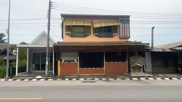    ขายอาคารพาณิชย์ บางนาค จังหวีดนราธิวาส  ราคาโปรโมชั่น ลดพิเศษ  ถนน โคกเคียน ตำบล บางนาค อำเภอ เมืองนราธิวาส จังหวัด นราธิวาส  ราคาโปรโมชั่น  6,273,000  บาท    ลดจาก  8,792,000  บาท ราคาโปรโมชั่นตั้งแต่วันที่  2 มีนาคม - 31 พฤษภาคม 2569  รายละเอียดทรัพย์ -  เนื้อที่ 104.40 ตร.ว.  พื้นที่ใช้สอย 383.65 ตร.ม. -  4 ห้องนอน 4 ห้องน้ำ   -  บ้านหันไปทางทิศ ตะวันตกเฉียงใต้  พิกัดทรัพย์ : https://maps.app.goo.gl/HECiuy1kHMzo5or66  สถานที่ใกล