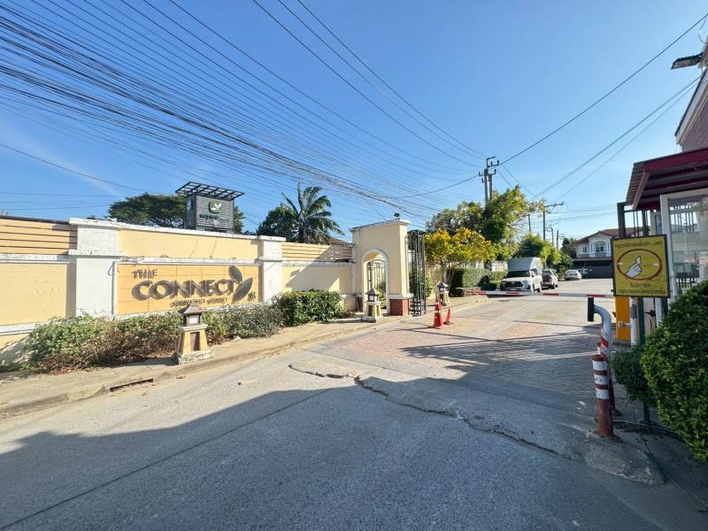 ทาวน์เฮ้าส์รีโนเวทใหม่ ใกล้เมกะบางนาใกล้ทางขึ้น-ทางลงทางด่วนหมู่บ้านเดอะคอนเนค 8The Connect 8วงแหวน-บางนา กม.10ถนน บางนา-ตราดบางพลี สมุทรปราการเนื้อที่ : 18.10 ตารางวาห้องนอน : 3 ห้องห้องน้ำ : 2 ห้องจอดรถได้ : 1 คันทิศ : ใต้ของแถมเครื่องปรับอากาศ 2 เครื่องเครื่องทำน้ำอุ่น 1 เครื่อง ปั๊มน้ำ แท็งก์น้ำสถานที่ใกล้เคียง• เมกา บางนา• อิเกีย บางนา• เซ็นทรัล บางนา• มาร์เก็ตวิลเลจ• แม�