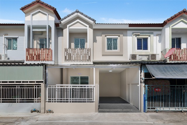 ทาวน์โฮม 2 ชั้น ขนาด 17.1 ตร.ว. หมู่บ้าน ไลโอ วงแหวน-ปิ่นเกล้า (ต้นซอยวัดพระเงิน) รีโนเวทใหม่ ต่อเติมครบพร้อมอยู่ หลังบ้านไม่ชนใครดูทำเลที่ตั้งโครงการ:  https://maps.app.goo.gl/WvvhwpKqtJqZiP3AAพื้นที่ : 17.1 ตร.ว.พื้นที่ใช้สอย : 130 ตร.ม.3 ห้องนอน 2 ห้องน้ำที่จอดรถ 1 คันบ้านเลขที่ 59/152 ซอย 6_______________________________ราคาพิเศษที่สุดในโครงการ!�เพียง 1,890,000 บาท✨ผ่อนเริ่มต้นเพียง 7,968 บาท/เดือน (30 ปี)✨กู้ร่วมได้สูงสุด 3 คน (รายได้�