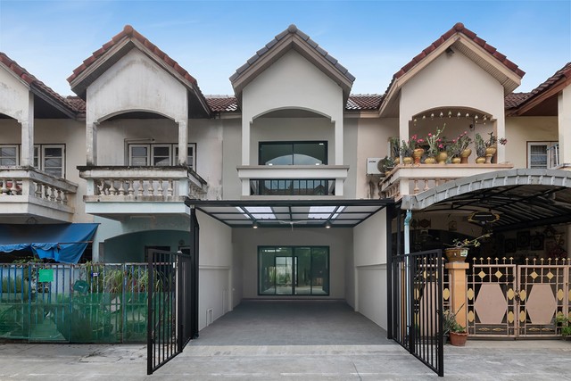 ทาวน์โฮม 2 ชั้น รีโนเวทใหม่ ขนาด 16 ตร.ว. หมู่บ้าน ณรงค์สุขนิเวศน์ ติวานนท์-รัตนาธิเบศร์ มีจุดเด่นคือทำเลใกล้ถนนใหญ่ (ซอยนนทบุรี 6 และซอยเรวดี) เข้าออกได้หลายเส้นทาง อยู่ในแหล่งชุมชนทำเลและการเดินทางที่ตั้ง: ซอยนนทบุรี 6 แยก 6 (หรือซอยเรวดี 68) และสามารถเข้า-ออกได้จากซอยเลี่ยงเมืองนนทบุรี 11/1การเชื่อมต่อ: เชื่อมต่อถนนสายหลัก เช่น ถนนติวานนท์, ถนนรัตนาธิเบศร์ และถน�