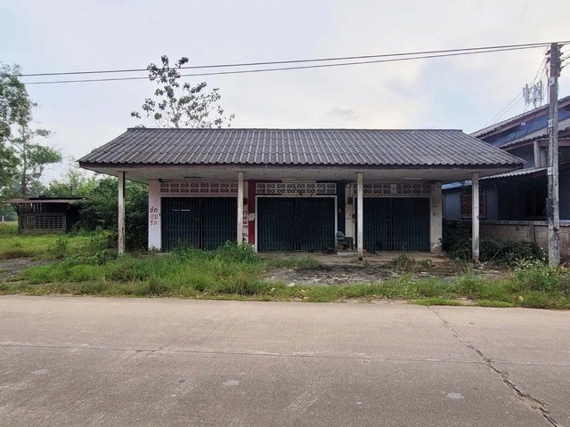   ขาย ที่ดินพร้อมสิ่งปลูกสร้าง บ้านนา ชุมพร  ราคาโปรโมชั่น ลดพิเศษ  ถนน สายวัดบ้านนา ตำบล บ้านนา อำเภอ เมืองชุมพร จังหวัด ชุมพร  ราคาโปรโมชั่น  5,355,000  บาท    ลดจาก  6,997,000   บาท ราคาโปรโมชั่นตั้งแต่วันที่  2 มีนาคม - 31 พฤษภาคม 2569  รายละเอียดทรัพย์ -  เนื้อที่ 1613.00 ตร.ว.   พื้นที่ใช้สอย 163.20 ตร.ม. -  1 ห้องนอน 3 ห้องครัว  พิกัดทรัพย์ : https://maps.app.goo.gl/vazAE4vuneqPuGe98  สถานที่ใกล้เคียง   -  สถานีขนส่งผู้โดยสารปฐม�