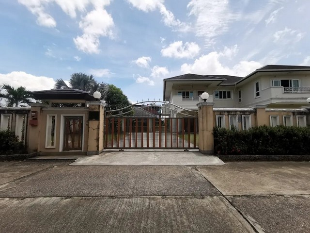    ขายบ้านเดี่ยว โครงการ ฝั่งหมื่น เมืองเชียงราย ราคาโปรโมชั่น ลดพิเศษ  ถนน พหลโยธิน ตำบล ริมกก อำเภอ เมืองเชียงราย จังหวัด เชียงราย  ราคาโปรโมชั่น   5,742,000   บาท    ลดจาก  7,731,000    บาท ราคาโปรโมชั่นตั้งแต่วันที่  2 มีนาคม - 31 พฤษภาคม 2569  รายละเอียดทรัพย์ -  เนื้อที่ 215.50 ตร.ว.   พื้นที่ใช้สอย 691.20 ตร.ม. -  บ้านหันไปทางทิศ ตะวันตกเฉียงเหนือ  พิกัดทรัพย์ : https://maps.app.goo.gl/peLrKejYyTi6ehpV6  สถานที่ใกล้เคียง   -  บ