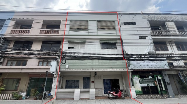 รหัสทรัพย์ : 7281&nbsp;อาคารพาณิชย์ 2 คูหา ซอยแจ้งวัฒนะ 1 ทำเลดี พร้อมผู้เช่าออฟฟิศ&nbsp;ที่ตั้ง : ถนนแจ้งวัฒนะ แขวงตลาดบางเขน เขตหลักสี่ กรุงเทพมหานคร 10210รายละเอียดทรัพย์- อาคารพาณิชย์ 2 คูหา 3.5 ชั้น ขนาดเนื้อที่ 34 ตารางวา พื้นที่ใช้สอย 240 ตารางเมตร- 3 ห้องนอน, 4 ห้องน้ำ, 3 ห้องรับแขก, 2 ห้องครัว, 2 ที่จอดรถ- เครื่องปรับอากาศ 6 เครื่อง, ปั๊มน้ำ+แท้งค์น้ำ 1 ชุด- ทิศหน้าบ้านหันทาง ทิศตะวัน