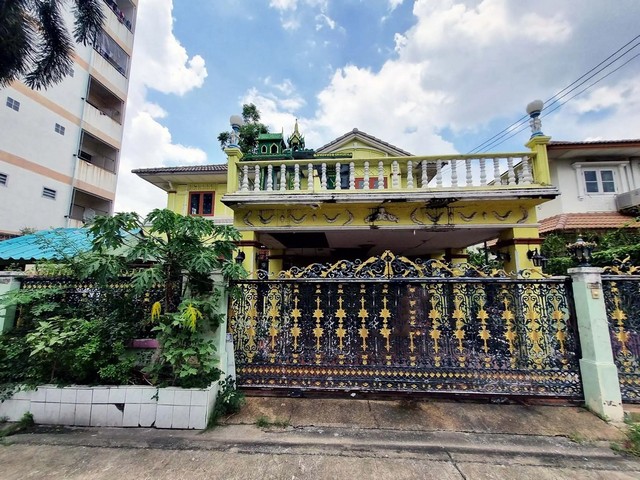   ขาย บ้านเดี่ยว/ทาวน์เฮ้าส์/คอนโด โครงการ มณีรินทร์ มาสเตอร์พีช ถนน สายรังสิต-ปทุมธานี (ทล.346) ตำบล บ้านกลาง อำเภอ เมืองปทุมธานี จังหวัด ปทุมธานี  ราคาโปรโมชั่น   3,107,000   บาท    ลดจาก   3,840,000.   บาท ราคาโปรโมชั่นตั้งแต่วันที่  2 มีนาคม - 31 พฤษภาคม 2569  รายละเอียดทรัพย์ -  เนื้อที่ 80.10 ตร.ว.  พื้นที่ใช้สอย 278.00 ตร.ม. -  4 ห้องนอน 3 ห้องน้ำ  -  บ้านหันไปทางทิศ ตะวันตกเฉียงใต้  พิกัดทรัพย์ : https://maps.app.goo.gl/