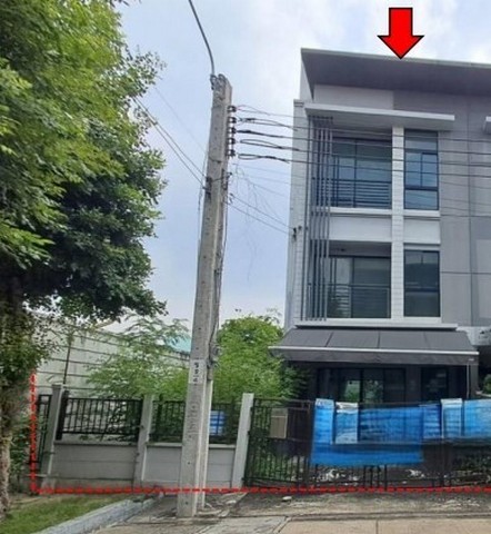   ขาย บ้านเดี่ยว/ทาวน์เฮ้าส์/คอนโด โครงการ ขาย ทาวน์เฮ้าส์  แขวงบางมด เขตจอมทอง กรุงเทพมหานคร  แขวงบางมด เขตจอมทอง กรุงเทพมหานคร  ราคาโปรโมชั่น   3,473,000   บาท    ลดจาก   4,950,000     บาท ราคาโปรโมชั่นตั้งแต่วันที่  13 มีนาคม - 31 พฤษภาคม 2569  รายละเอียดทรัพย์ -  เนื้อที่ 0-0-31.9   ตารางวา -  บ้านหันไปทางทิศ  ตะวันตกเฉียงเหนือ  พิกัดทรัพย์ :  https://maps.app.goo.gl/2ZHZsfWDSyDVSeKG8  สถานที่ใกล้เคียง   -  โรงพยาบาลคูน -  บิ๊กซ